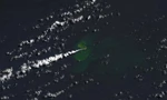 Hòn đảo mới nổi lên từ nơi một núi lửa dưới đáy biển phun trào. (Ảnh: NASA)