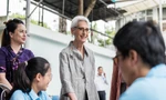Thứ trưởng Ngoại giao Mỹ Wendy Sherman (giữa) thăm Trung tâm thể thao Khúc Hạo, nơi các vận động viên khuyết tật đang tập luyện cho các giải đấu. (Ảnh: ĐSQ Mỹ)