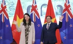 Thủ tướng Phạm Minh Chính và Thủ tướng New Zealand Jacinda Ardern chụp ảnh chung trước hội đàm. (Ảnh: Nhật Minh)