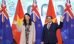 Thủ tướng Phạm Minh Chính và Thủ tướng New Zealand Jacinda Ardern chụp ảnh chung trước hội đàm. (Ảnh: Nhật Minh)
