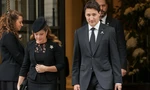 Thủ tướng Canada Justin Trudeau và Phu nhân Sophie Grégoire Trudeau rời khách sạn để đến dự tang lễ Nữ hoàng Elizabeth ngày 19/9. (Ảnh: Getty)
