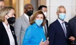 Chủ tịch Hạ viện Mỹ Nancy Pelosi (áo xanh) có chặng dừng chân ngắn ở Đài Loan trước khi sang Nhật Bản. (Ảnh: Reuters)