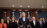 Lãnh đạo đảng Cộng hoà tại Hạ viện (giữa) Kevin McCarthy. (Ảnh: Reuters)