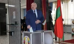Tổng thống Belarus Alexander Lukashenko tại một điểm bỏ phiếu. (Ảnh: Reuters)