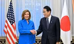 Chủ tịch Hạ viện Mỹ Nancy Pelosi và Thủ tướng Nhật Bản Fumio Kishida. (Ảnh: Reuters)