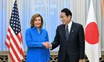 Chủ tịch Hạ viện Mỹ Nancy Pelosi và Thủ tướng Nhật Bản Fumio Kishida. (Ảnh: Reuters)