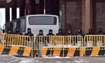 Lực lượng an ninh Kazakhstan đứng chắn bên ngoài khu dinh thự tổng thống Akorda. (Ảnh: Reuters)