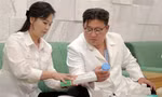 Ông Kim Jong Un kiểm tra hàng hoá y tế để hỗ trợ các gia đình trong đợt dịch tiêu hoá. (Ảnh: KCNA)