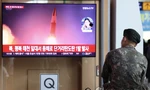 Bản tin về vụ phóng tên lửa của Triều Tiên chiếu trên một màn hình ở Hàn Quốc ngày 25/9. (Ảnh: Yonhap)