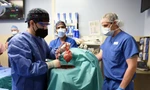 Các bác sĩ thuộc ĐH Y Maryland thực hiện ca cấy ghép tim lợn cho người hôm 7/1