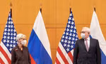 Thứ trưởng Ngoại giao Mỹ Wendy Sherman (trái) và người đồng cấp Nga Sergei Ryabkov trong cuộc gặp tại Geneva ngày 10/1. (Ảnh: Reuters)