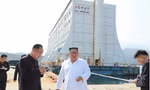 Chủ tịch Triều Tiên Kim Jong Un trong một chuyến thăm khu nghỉ dưỡng đỉnh Kim Cương. (Ảnh: KCNA) 