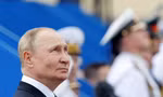 Tổng thống Nga Vladimir Putin dự lễ duyệt binh kỷ niệm ngày truyền thống của Hải Quân Nga 30/7. (Ảnh: Reuters)