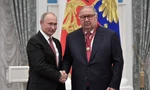 Tổng thống Nga Vladimir Putin bắt tay tỷ phú Alisher Usmanov trong một sự kiện tại điện Kremlin năm 2018. (Ảnh: Reuters)