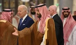  Thái tử kế vị Ả-rập xê-út Mohammed bin Salman tiếp đón Tổng thống Mỹ Joe Biden trong chuyến thăm hồi tháng 7. (Ảnh: Getty)
