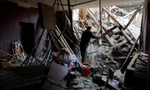 Một người dân đứng trong ngôi nhà bị hư hỏng nghiêm trọng ở Donetsk ngày 13/12. (Ảnh: Reuters)