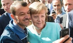 Bà Merkel chụp ảnh với một người tị nạn ở Berlin năm 2015. (Ảnh: AP)