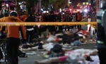 Các nạn nhân nằm la liệt trên phố Itaewon. (Ảnh: Yonhap)