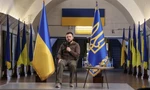 Tổng thống Ukraine Volodymyr Zelensky tại cuộc họp báo trong ga tàu điện ngầm ngày 23/4. (Ảnh: Reuters)