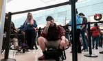 Một hành khách mệt mỏi khi đang chờ đợi ở sân bay quốc tế Baltimore Washington ngày 27/12. (Ảnh: Reuters)