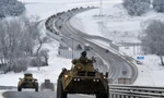 Một đoàn xe quân sự Nga đi trên đường cao tốc ở Crimea ngày 18/1/2022. (Ảnh: AP)