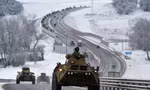 Một đoàn xe quân sự Nga đi trên đường cao tốc ở Crimea ngày 18/1/2022. (Ảnh: AP)