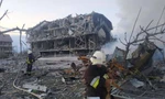 Lực lượng cứu hoả làm nhiệm vụ tại khu nhà tan hoang sau một đợt tấn công ở thành phố Odesa ngày 9/5. (Ảnh: Reuters)