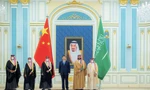 Hoàng Thái tử Ả-rập Xê-út Mohammed bin Salman chụp ảnh với Chủ tịch Trung Quốc Tập Cận Bình tại Riyadh ngày 8/12. (Ảnh: Reuters)