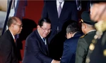 Thủ tướng Campuchia Hun Sen bước xuống sân bay ở Indonesia để chuẩn bị dự thượng đỉnh G20 ngày 14/11. (Ảnh: AP)