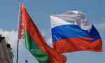 Quốc kỳ của Belarus và Nga. (Ảnh: Reuters)