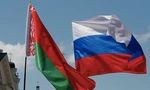 Quốc kỳ của Belarus và Nga. (Ảnh: Reuters)