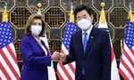 Chủ tịch Hạ viện Mỹ Nancy Pelosi trong cuộc gặp Chủ tịch Quốc hội Hàn Quốc Kim Jin-pyo ngày 4/8. (Ảnh: Reuters)