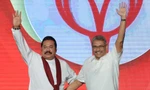 Ông Mahinda Rajapaksa (trái) và anh trai Gotabaya Rajapaksa trong một sự kiện ở Colombo năm 2019. (Ảnh: CNN)