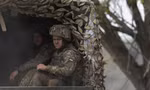 Binh lính Ukraine trên một chiếc xe quân sự ở Kharkiv ngày 23/4. (Ảnh: Reuters)