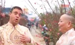 Đại sứ Israel Nadav Eshcar và tài xế hát ca khúc "Ngày Tết quê em". (Ảnh cắt từ MV).
