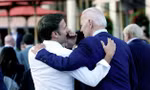 Hai ông Biden và Macron khoác vai nhau sau thượng đỉnh G7 ở Đức tháng 6/2022. (Ảnh: AP)