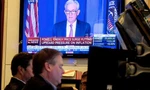 Hình ảnh chủ tịch Fed Jerome Powell được phát trên màn hình tại sàn chứng khoán New York khi thông báo về việc tăng lãi suất. (Ảnh: Reuters)