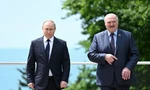 Tổng thống Nga Vladimir Putin và Tổng thống Belarus Alexander Lukashenko trong cuộc gặp tại Sochi ngày 23/5. (Ảnh: Spunik)