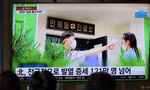Người dân ở Seoul, Hàn Quốc, xem tin tức về đợt bùng phát COVID-19 ở Triều Tiên trên truyền hình ngày 17/5. (Ảnh: Reuters)