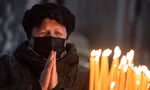 Một phụ nữ Ukraine cầu nguyện trong nhà thờ ở thành phố Lviv ngày 20/3. (Ảnh: Getty)