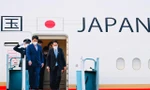 Thủ tướng Nhật đáp xuống sân bay Nội Bài chiều 30/4. (Ảnh: Trọng Tài)