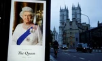 Chân dung Nữ hoàng Anh Elizabeth được treo bên ngoài Tu viện Westminster. (Ảnh: Reuters)