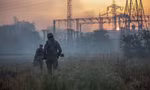 Binh lính Ukraine đi tuần ở Sievierodonetsk ngày 20/6. (Ảnh: Reuters)