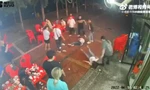 Camera ghi lại cảnh nhóm phụ nữ bị lôi ra ngoài nhà hàng rồi đánh đập dã man