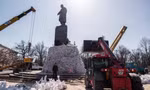 Các nhân viên đắp bao cát xung quanh tượng đài Taras Shevchenko ở Kharkiv để tránh hư hại trước bom đạn. (Ảnh: Guardian)