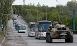Đoàn xe chở các binh lính Ukraine ra khỏi nhà máy thép Azovstal ngày 17/5. (Ảnh: Reuters)