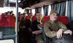 Ảnh cắt từ một video do Nga công bố ngày 17/5 cho thấy nhóm binh lính đầu hàng ở nhà máy thép Azovstal đang ngồi trên xe buýt để rời khỏi thành phố Mariupol