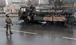 Một chiếc xe tải bị đốt trơ khung trên đường phố Almaty, Kazakhstan. (Ảnh: Reuters)