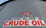Nhãn dầu thô trên một thùng dầu ở Texas, Mỹ. (Ảnh: Reuters)