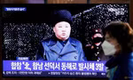 Nhà lãnh đạo Triều Tiên Kim Jong Un xuất hiện trên màn hình tin tức ở Hàn Quốc nói về vụ phóng tên lửa ngày 3/9/2020. (Ảnh: Reuters)